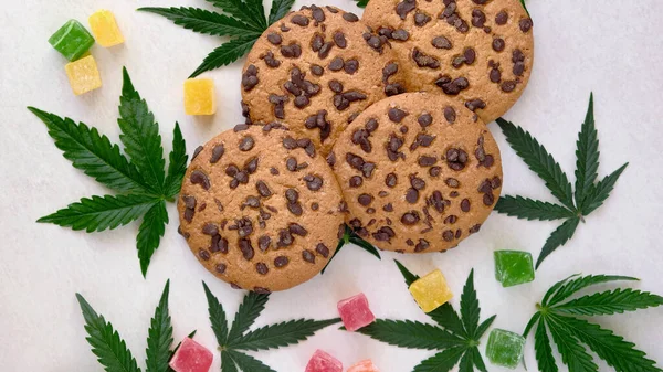 Amerikaanse Koekjes Met Cannabisextract Snoep Met Cbd Olie Marihuana Bladeren — Stockfoto