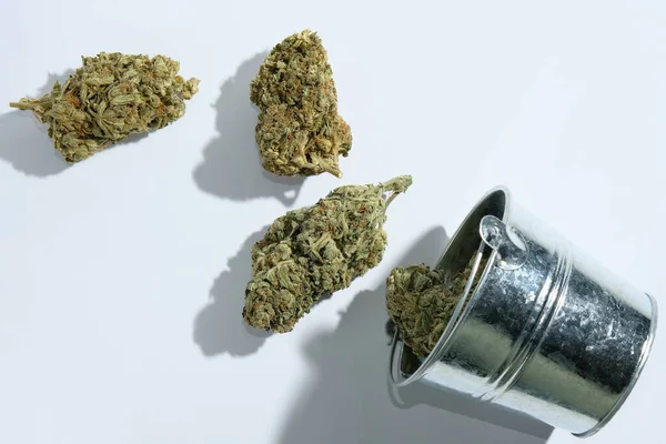 Száraz Kannabisz Marihuána Egy Fehér Hátterű Vödörben Nagy Kenderbimbók Egy — Stock Fotó