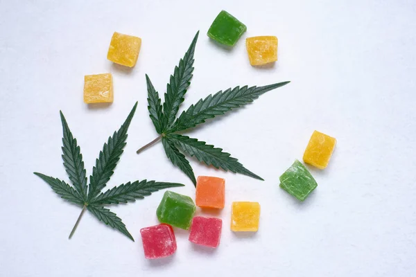 Disposition Confiture Colorée Feuille Marijuana Sur Fond Blanc Texturé Bonbons — Photo