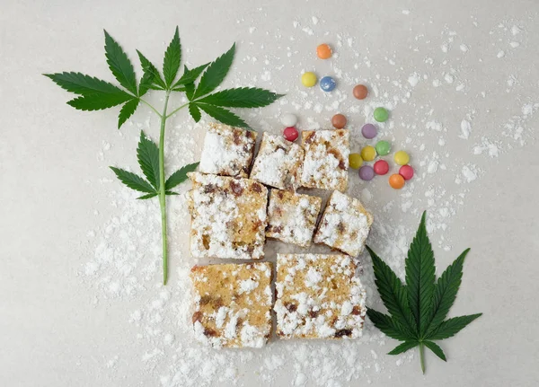 Craft Cake Met Cannabis Lichte Achtergrond Indeling Met Marihuanabladeren Snoepconfetti — Stockfoto