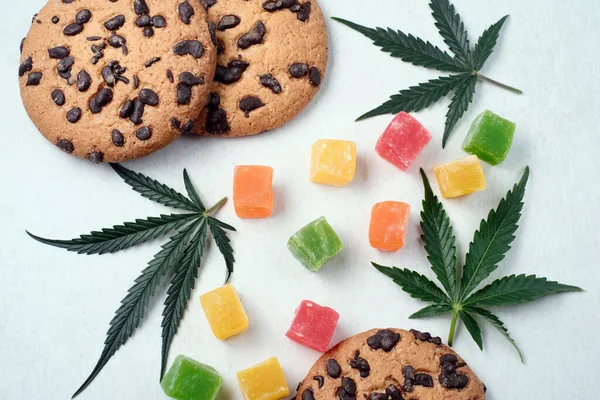 大麻抽出物とマーマレードとアメリカのクッキー Cbd油でお菓子 マリファナは白地に残る トップビュー フラットレイアウト — ストック写真