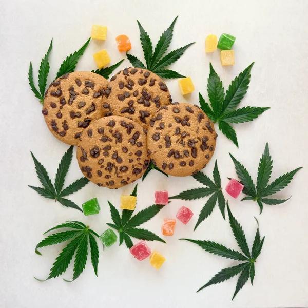 Amerikaanse Koekjes Met Cannabisextract Snoep Met Cbd Olie Marihuana Bladeren — Stockfoto