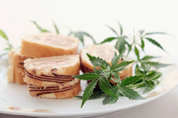 Rouleau Sucré Avec Huile Marijuana Sur Assiette Blanche Cuisine Cannabis — Photo