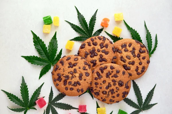 Amerikaanse Koekjes Met Cannabisextract Snoep Met Cbd Olie Marihuana Bladeren — Stockfoto