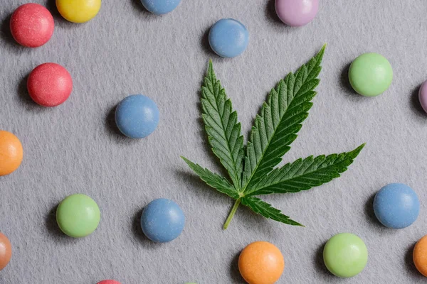 Hoja Cannabis Con Confeti Caramelo Colorido Cerca Dulces Marihuana Con — Foto de Stock