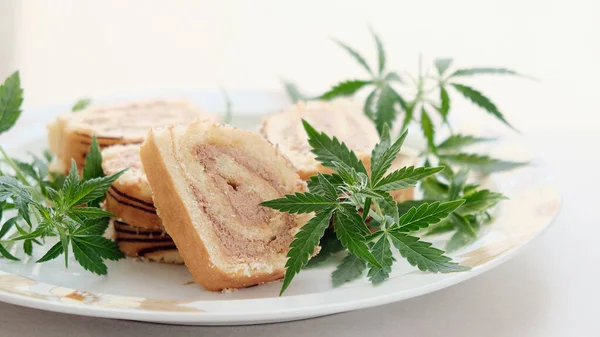 Rouleau Sucré Avec Huile Marijuana Sur Assiette Blanche Cuisine Cannabis — Photo
