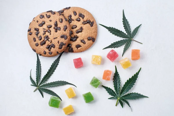 大麻抽出物とアメリカのクッキー Cbd油でお菓子 マリファナは白地に残る トップビュー フラットレイアウト — ストック写真