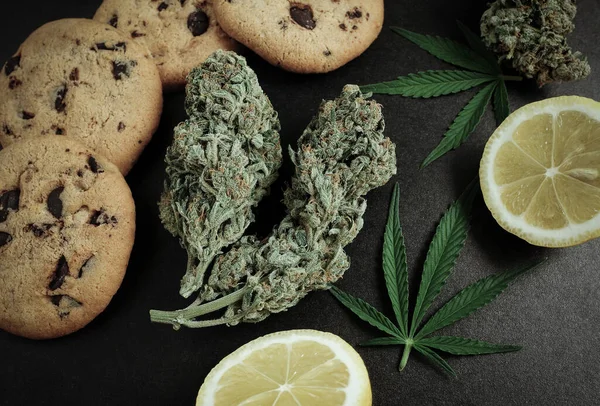 甜食与Cbd石油 大麻芽在黑色背景上 大麻花和巧克力饼干与坚果特写 — 图库照片