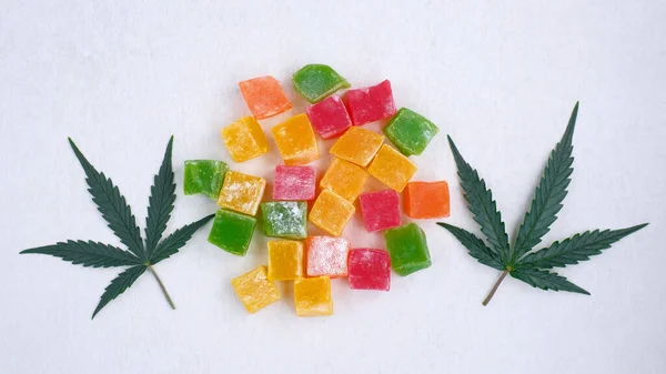Renkli Marmelat Marihuana Yaprağının Beyaz Dokulu Arka Planı Cbd Yağlı Stok Resim