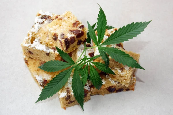 自制派和糖粉与Cbd油 大麻厨房 白色纹理背景的大麻蛋糕 — 图库照片