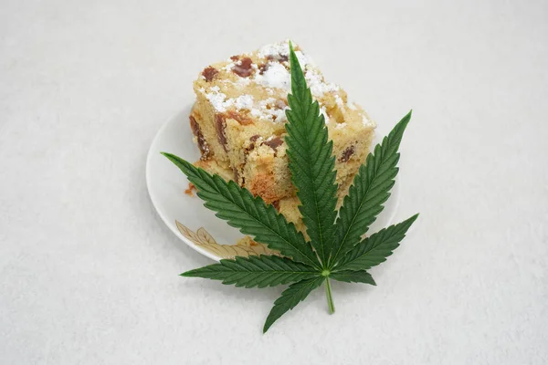 自家製パイとCbd油と粉砂糖 大麻のキッチン 白いテクスチャの背景にマリファナケーキ — ストック写真