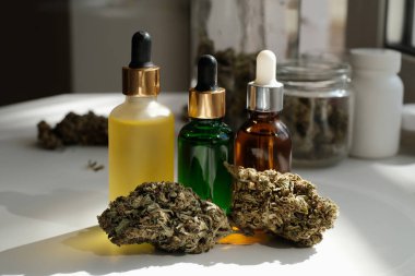 CBC yağlı esrar tomurcukları. Marihuana özü kozmetolojide. Ev rahatlaması, spa eğlencesi, eğlence terapisi..