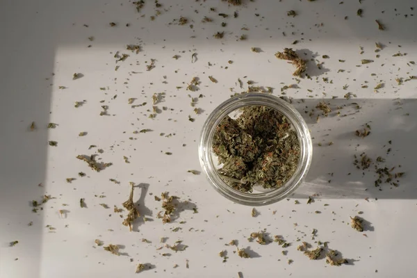 Weed Store Pot Verre Avec Des Bourgeons Cannabis Séchés Sur — Photo