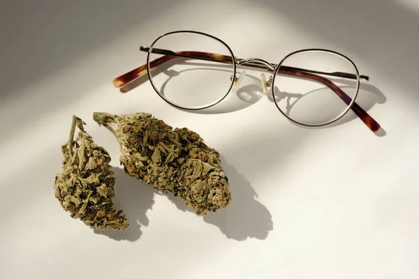 Oftalmologia Concetto Cannabis Gemme Marijuana Con Bicchieri Sfondo Bianco Terapie — Foto Stock