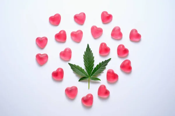 Marihuana Koncepcja Seksu Liść Konopi Cukierkami Kształcie Serca Szarym Odizolowanym Zdjęcia Stockowe bez tantiem