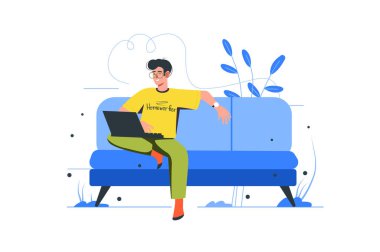 Serbest çalışan, modern düz konsept. Bilgisayarlı mutlu ev işçisi kanepede oturuyor ve internette iş yapıyor. Evden serbest çalışan bir işçi. Web paneli tasarımı için insan sahnesi olan vektör illüstrasyonu