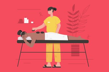 Spa salonundaki vücut tedavisi modern düz konsept. Kadınlar kanepede yatarken sırt masajından hoşlanırlar. Sıcak taşlarla müşteriye masaj yapan bir masöz. Web paneli tasarımı için insan sahnesi olan vektör illüstrasyonu