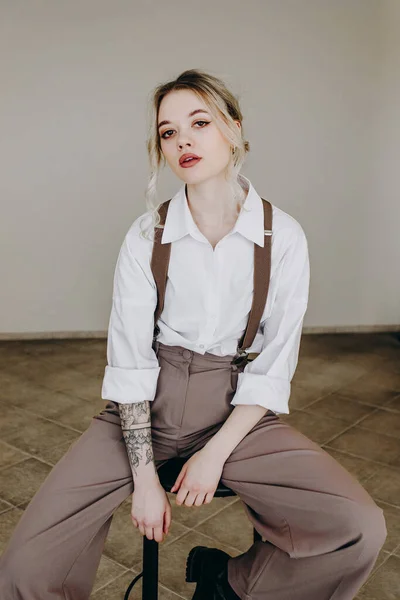 Portrait Fashion Retro Girl White Shirt Suspenders Brown Wide Pants — Foto Stock
