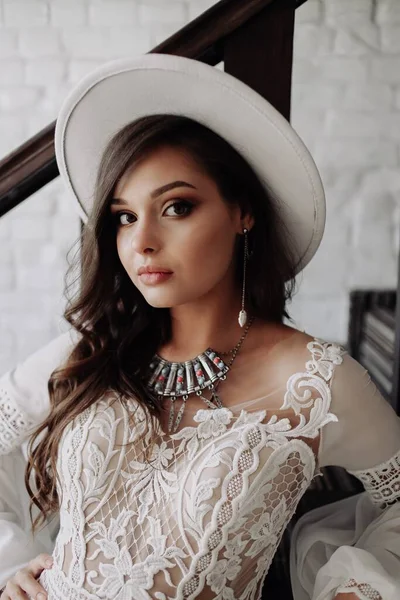 Portrait Beautiful Brunette Bride Long Hair Who Stands House Wooden — Fotografia de Stock