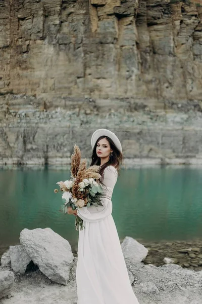 Piękna Brunetka Dziewczyna Białej Sukni Ślubnej Biały Kapelusz Bukietem Kwiatów — Zdjęcie stockowe