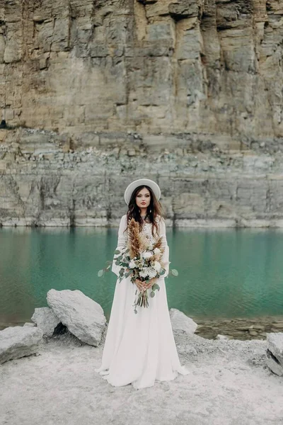 Uma Linda Menina Morena Vestido Noiva Branco Chapéu Branco Com — Fotografia de Stock