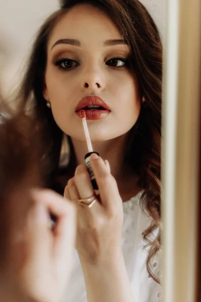 Reflection Mirror Beautiful Brunette White Dress Makeup Who Paints Her — Foto Stock