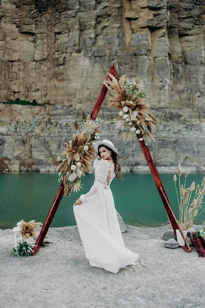 Brunette Noiva Menina Com Cabelos Longos Vestido Branco Chapéu Fica — Fotografia de Stock
