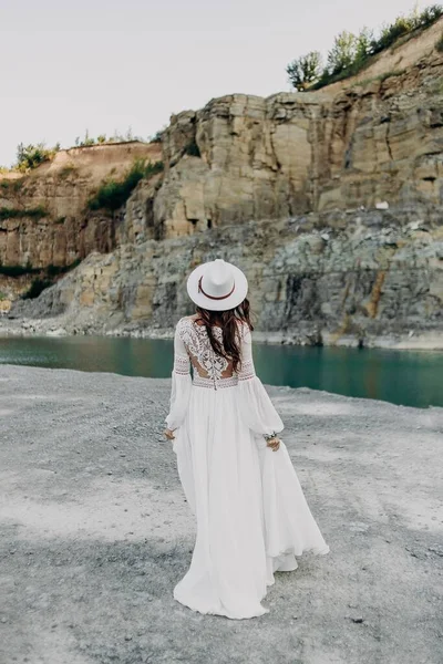 Uma Noiva Menina Morena Com Cabelos Longos Vestido Branco Chapéu — Fotografia de Stock