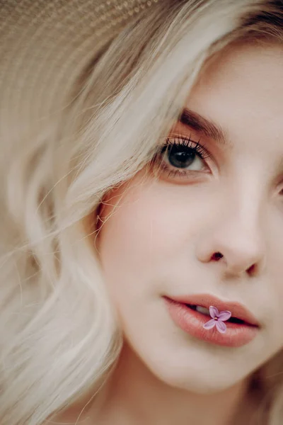 Young Blonde Girl Straw Hat Lilac Flower Her Lips — Zdjęcie stockowe