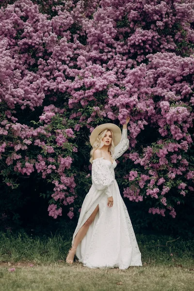 Young Blonde Girl Straw Hat White Wedding Dress Open Top — Stock fotografie