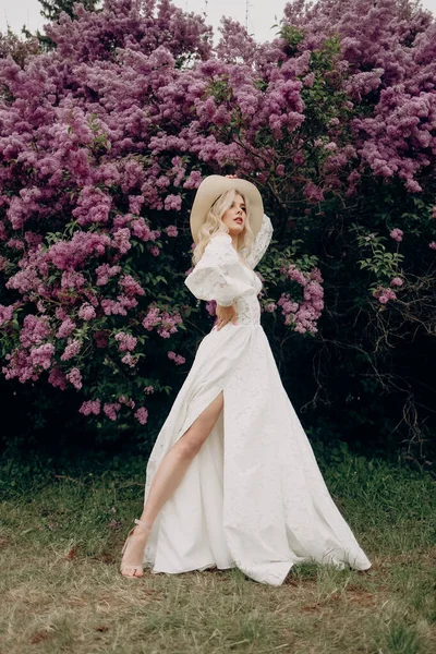 Young Blonde Girl Straw Hat White Wedding Dress Open Top — Stock fotografie