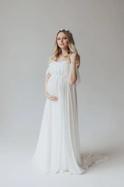 Blonde Schwangere Weißem Kleid Mit Kranz Auf Dem Kopf Atelier — Stockfoto