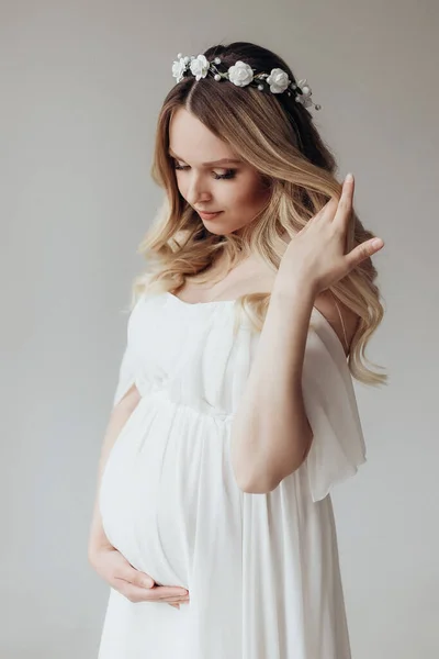 Mulher Grávida Loira Vestido Branco Com Uma Coroa Flores Cabeça — Fotografia de Stock