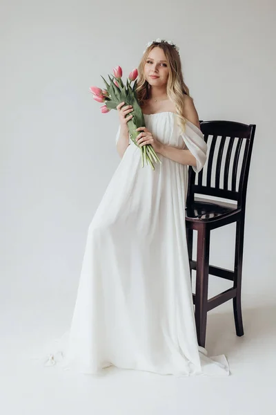 Blondynka Ciąży Kobieta Białej Sukience Studio Białym Tle Gospodarstwa Bukiet — Zdjęcie stockowe