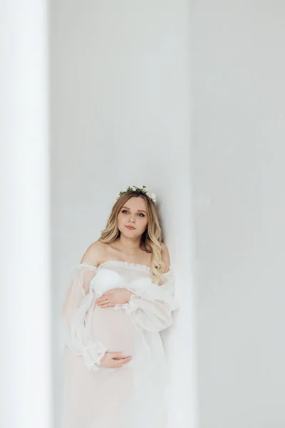 Blonde Femme Enceinte Dans Une Robe Blanche Transparente Avec Une — Photo