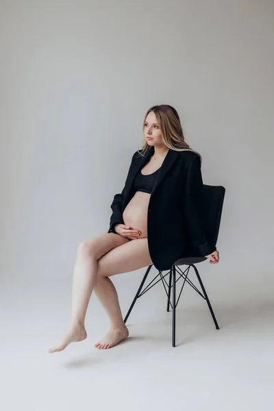 Eine Blonde Schwangere Schwarzer Jacke Und Dessous Sitzt Auf Einem — Stockfoto