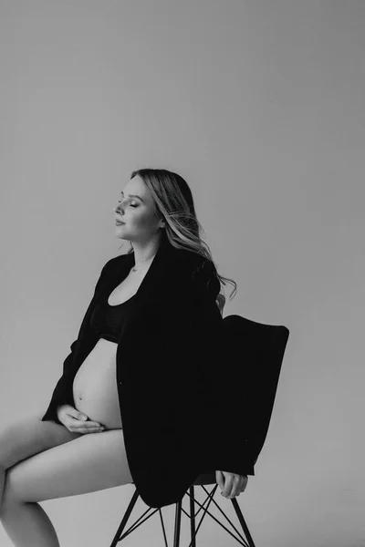 Siyah Ceketli Çamaşırlı Sarışın Hamile Bir Kadın Stüdyoda Beyaz Bir — Stok fotoğraf