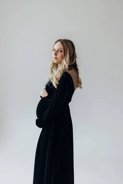 Eine Schwangere Blonde Frau Schwarzem Kleid Steht Studio Vor Weißem — Stockfoto