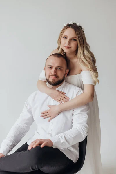 Husband Pregnant Blonde Wife White Dress Studio White Background Wreath — Stock Photo, Image