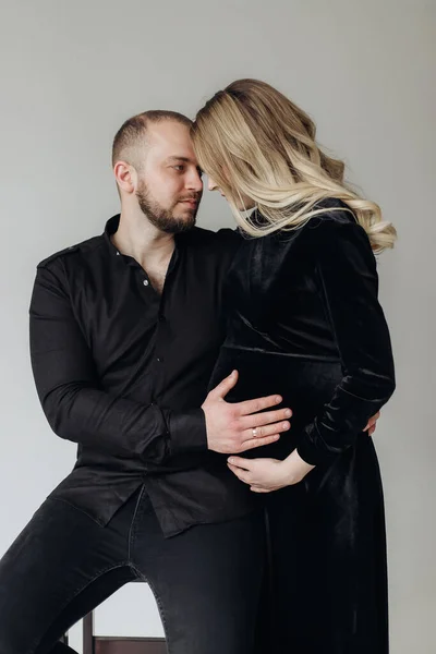 Husband Pregnant Blonde Wife Black Dress Studio Black Background Sit — Stock Photo, Image