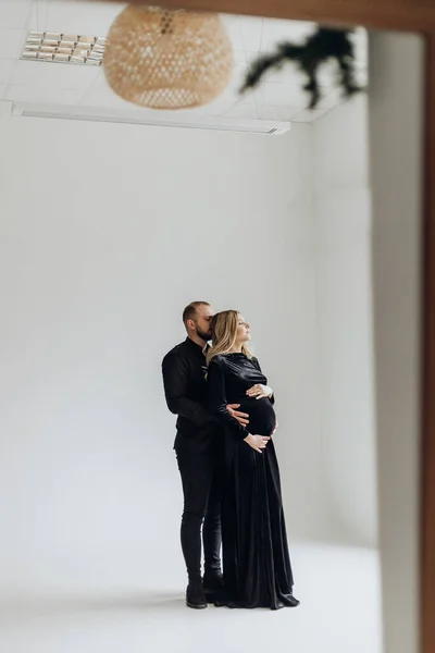 Husband Pregnant Blonde Wife Black Dress Studio Black Background Stand — Stock Photo, Image