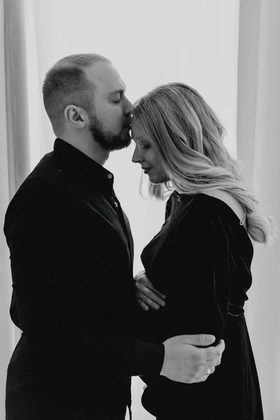 Husband Pregnant Blonde Wife Black Dress Studio Black Background Stand — Stock Photo, Image