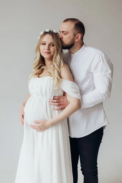 Marido Mulher Loira Grávida Vestido Branco Estúdio Fundo Branco Com — Fotografia de Stock