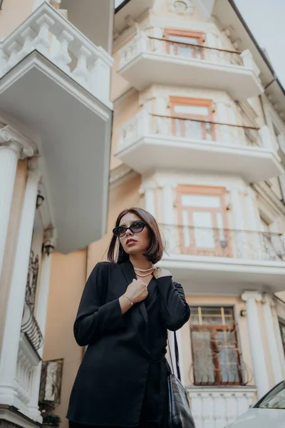 Brunette Girl Black Jacket Dress Black Glasses Walks Street City — Zdjęcie stockowe