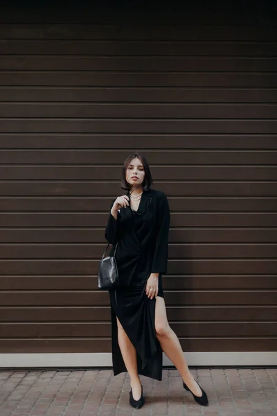 Brunette Girl Black Jacket Dress Black Glasses Walks Street City — Fotografia de Stock