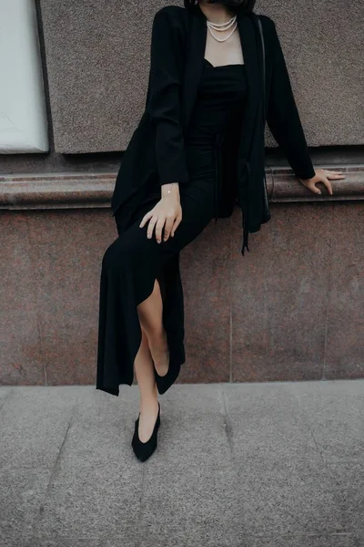 Brunette Girl Black Jacket Dress Black Glasses Walks Street City — Fotografia de Stock