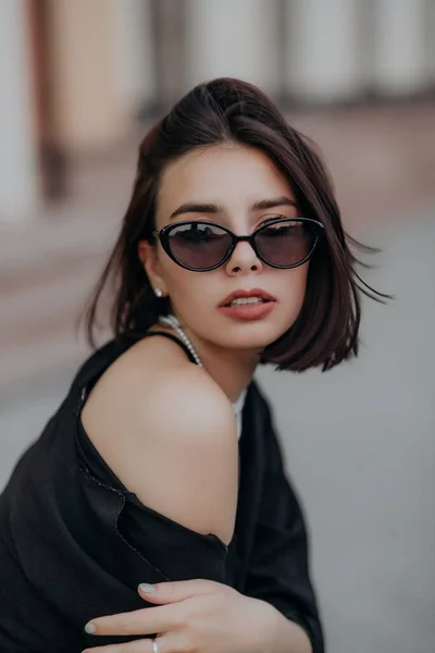 Brunette Girl Black Jacket Dress Black Glasses Sits Cafe — Foto Stock