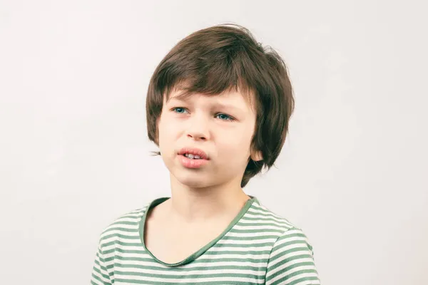 Портрет Кавказского Мальчика Ленивым Несчастным Лицом — стоковое фото
