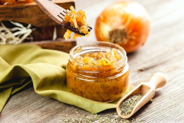 Tahta bir masada cam bir kavanozda soğan reçeli. Soğan konfeti ev yapımı koruma