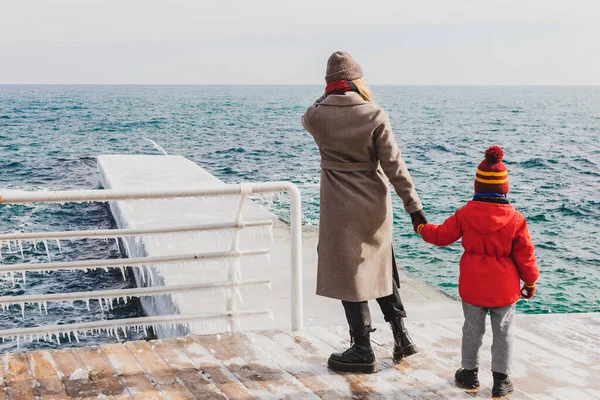 Matka Syn Stojący Molo Patrząc Morze Zimie Stylowa Kobieta Szarym — Zdjęcie stockowe